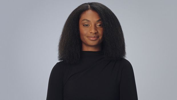 Modelka z ciemnymi, kręconymi włosami, które zostały rozciągnięte zapewniając ochronę fryzury.