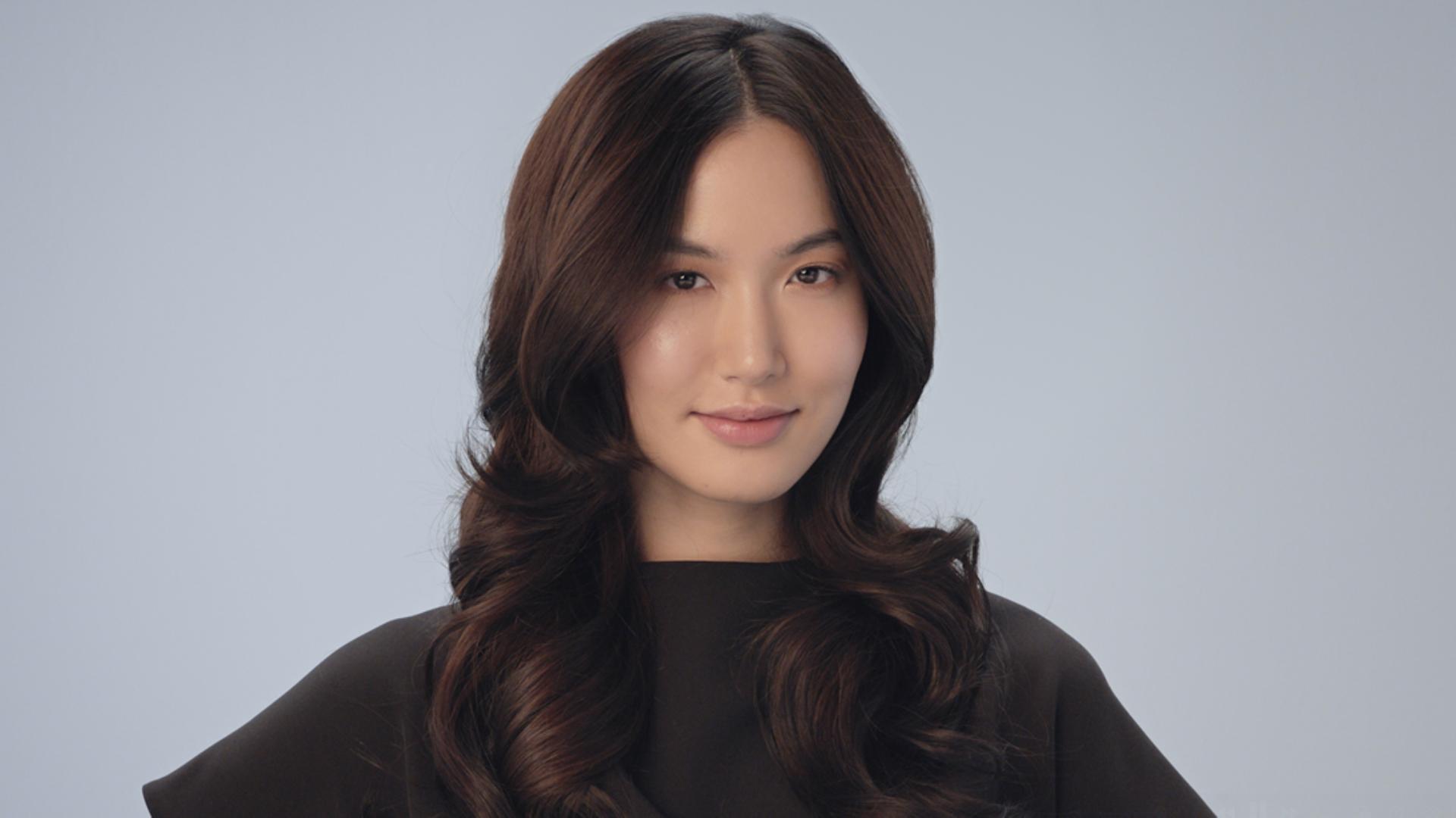 A dark-haired model with soft and bouncy curls.