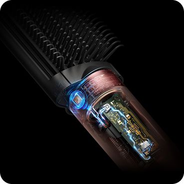 다이슨 에어랩 코안다2x™ 멀티 스타일러 앤 드라이어가 스타일링 툴에 장착된 RFID 칩을 인식하는 모습