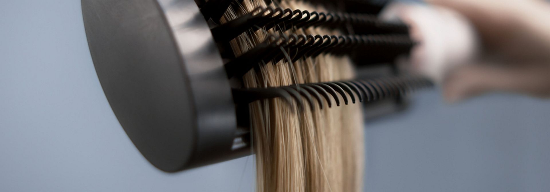 Takılma önleyici fırça 2x ile saçını şekillendiren bir model.