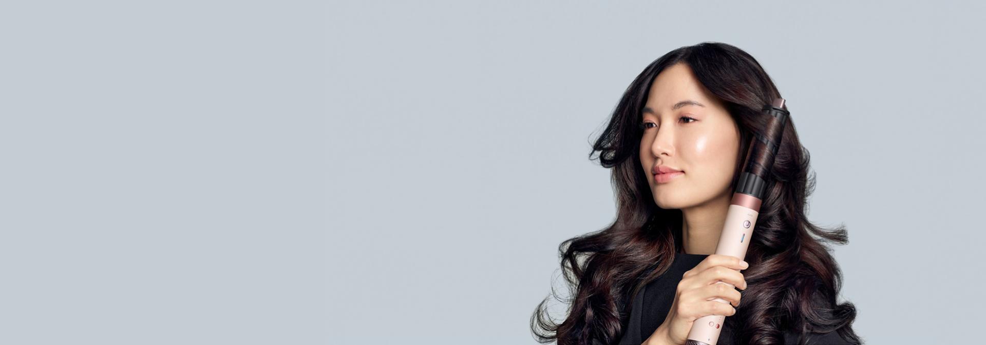 Multistyler Dyson Airwrap Co-anda2x z końcówką cylindryczną 40 mm używany przez modelkę.