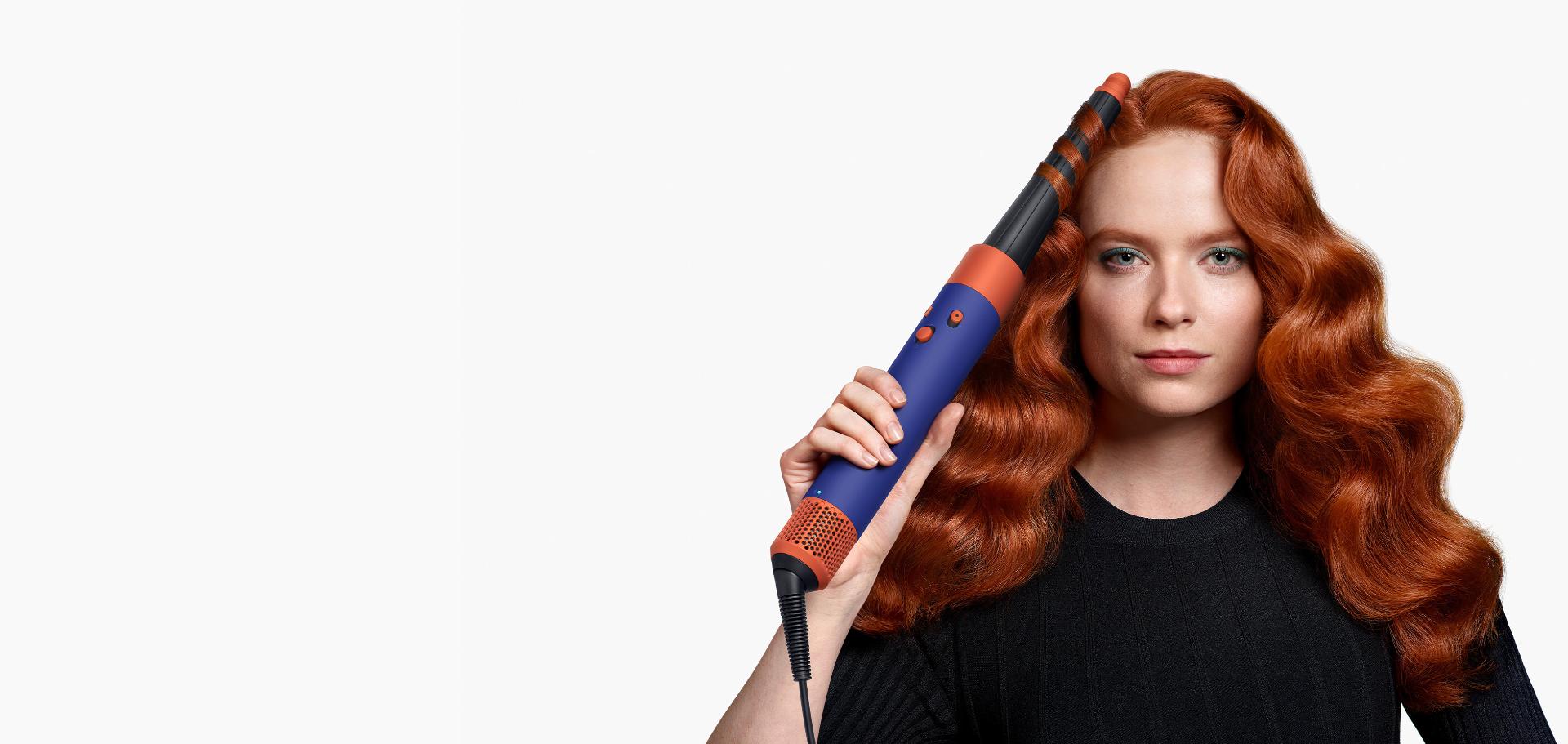 Modelka si natáča vlasy pomocou multistylera a sušiča vlasov Airwrap i.d.