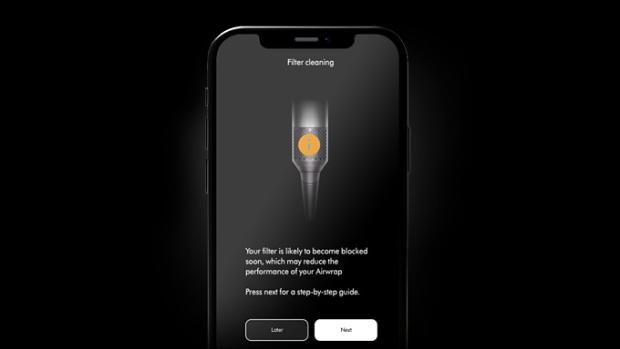 Tālruņa ekrāns, kurā redzami apkopes paziņojumi lietotnē My Dyson.