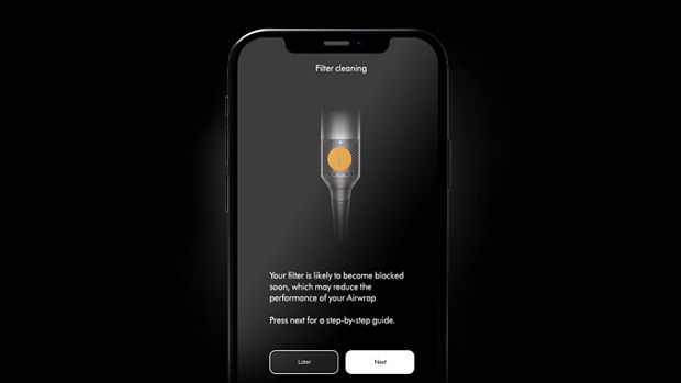 Tālruņa ekrāns, kurā redzami apkopes paziņojumi lietotnē My Dyson.