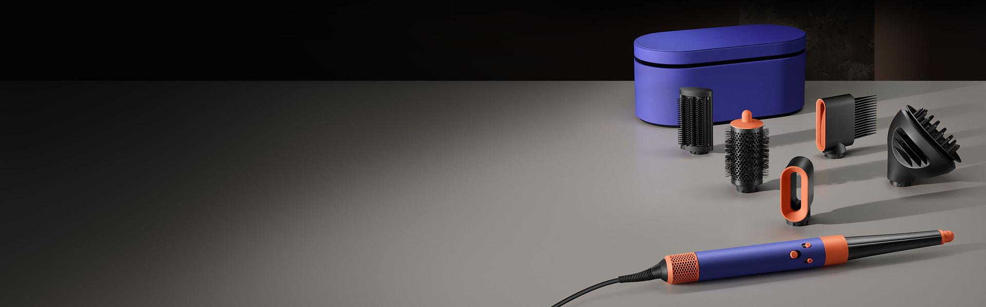 Suszarko-lokówka Dyson Airwrap i.d. z końcówkami i eleganckim etui do przechowywania.