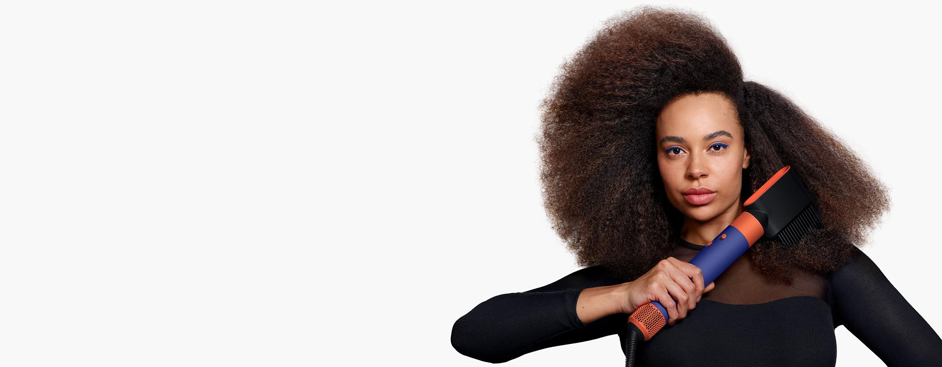 Dyson Airwrap saç şekillendirme ve kurutma seti için geniş dişli tarağı kullanan bir model.