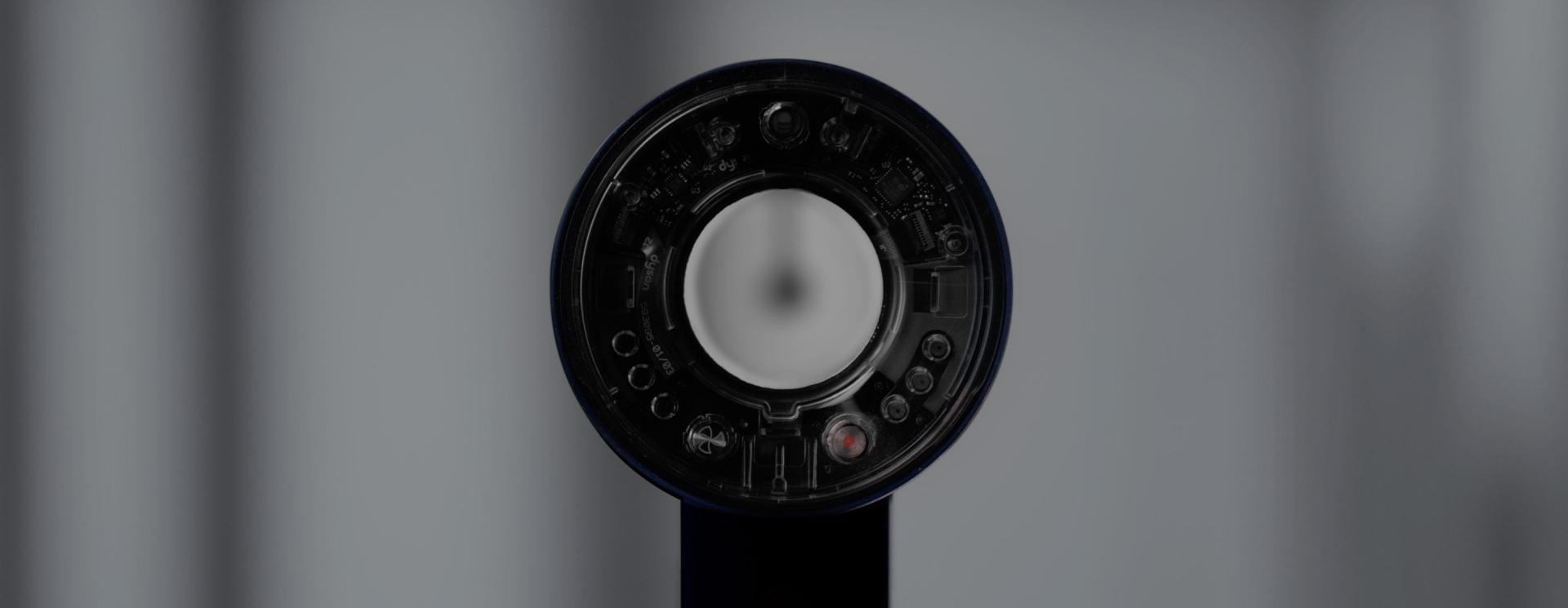 Suszarka Dyson Nural w trakcie suszenia włosów