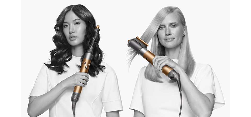 Zwei Models nutzen den Airwrap Multi-Haarstyler mit dem Lockenaufsatz und dem Coanda-Trocknungsaufsatz