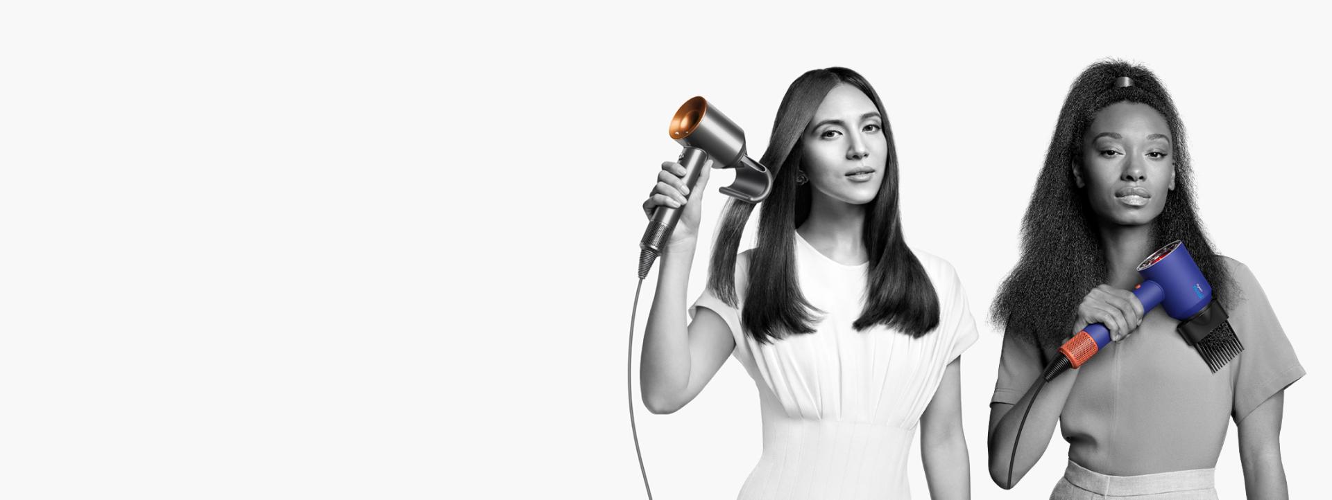 dwie modelki z suszarkami do włosów Dyson Supersonic