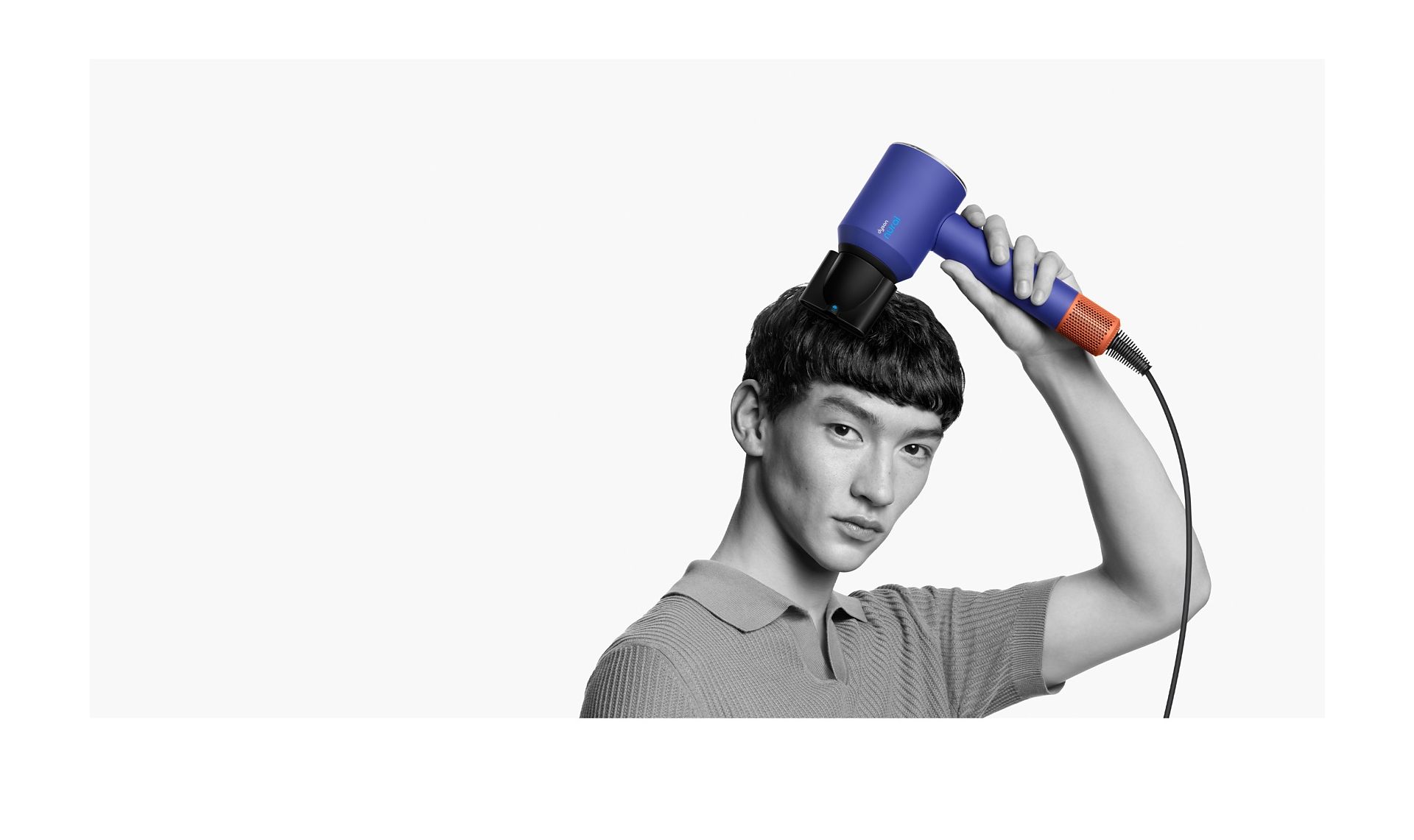 스무딩 노즐을 사용하는 남성 모델