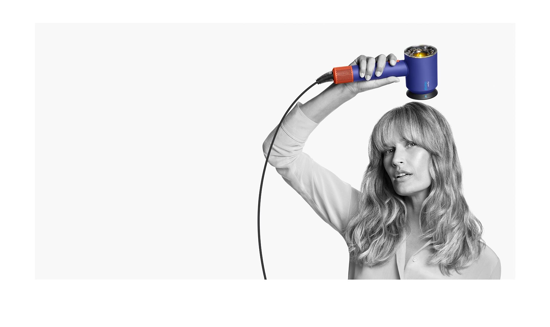 Modelka používá nástavec na jemné vysoušení