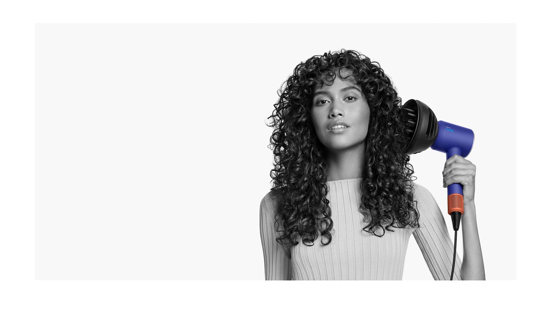 Modelka používá difuzér Wave+Curl v rozptýleném režimu