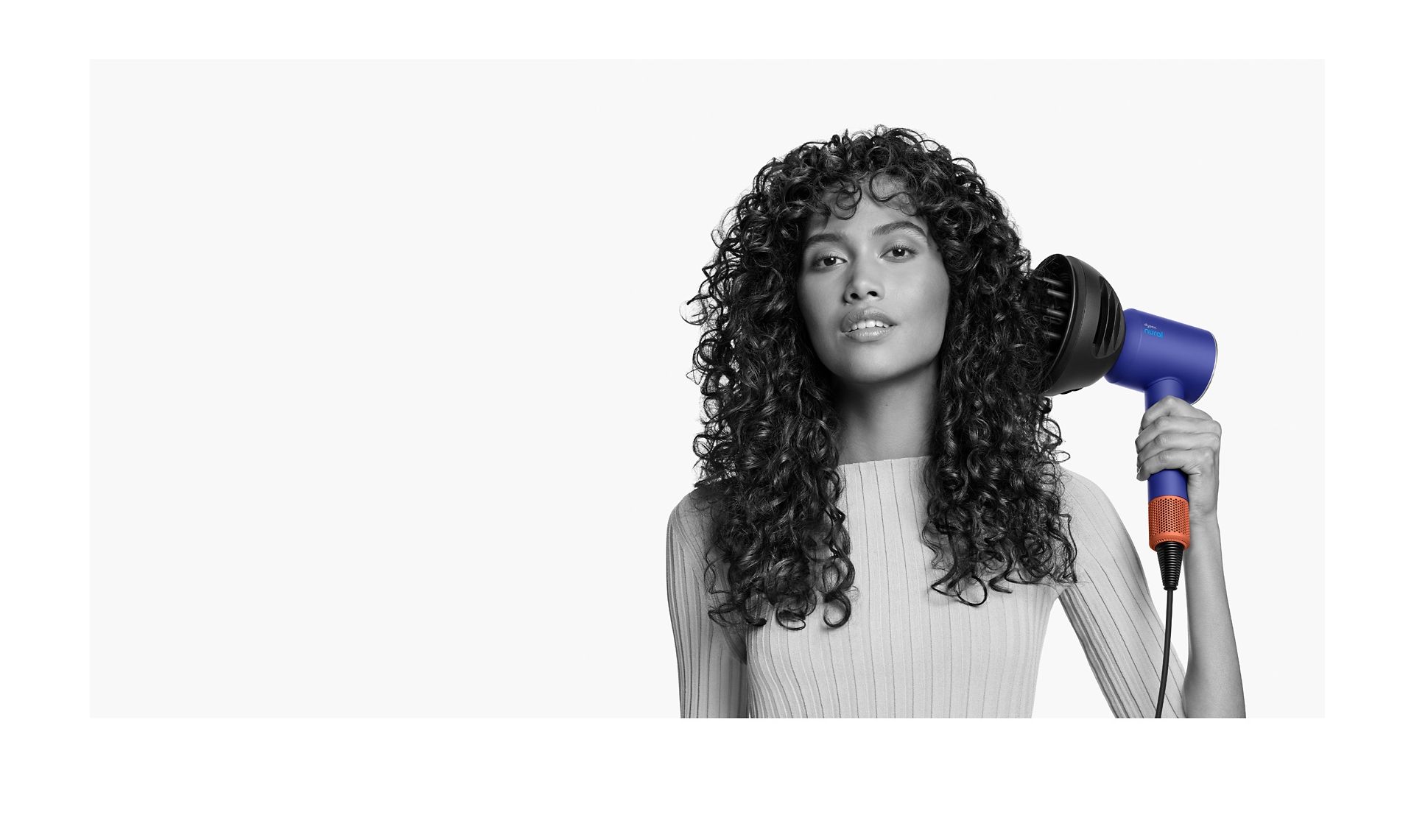 Modele, kura izmanto Wave+Curl diffuser izkliedēšanas režīmā