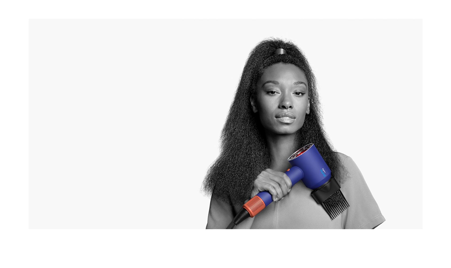 Modelka používá hřeben se širokými zuby