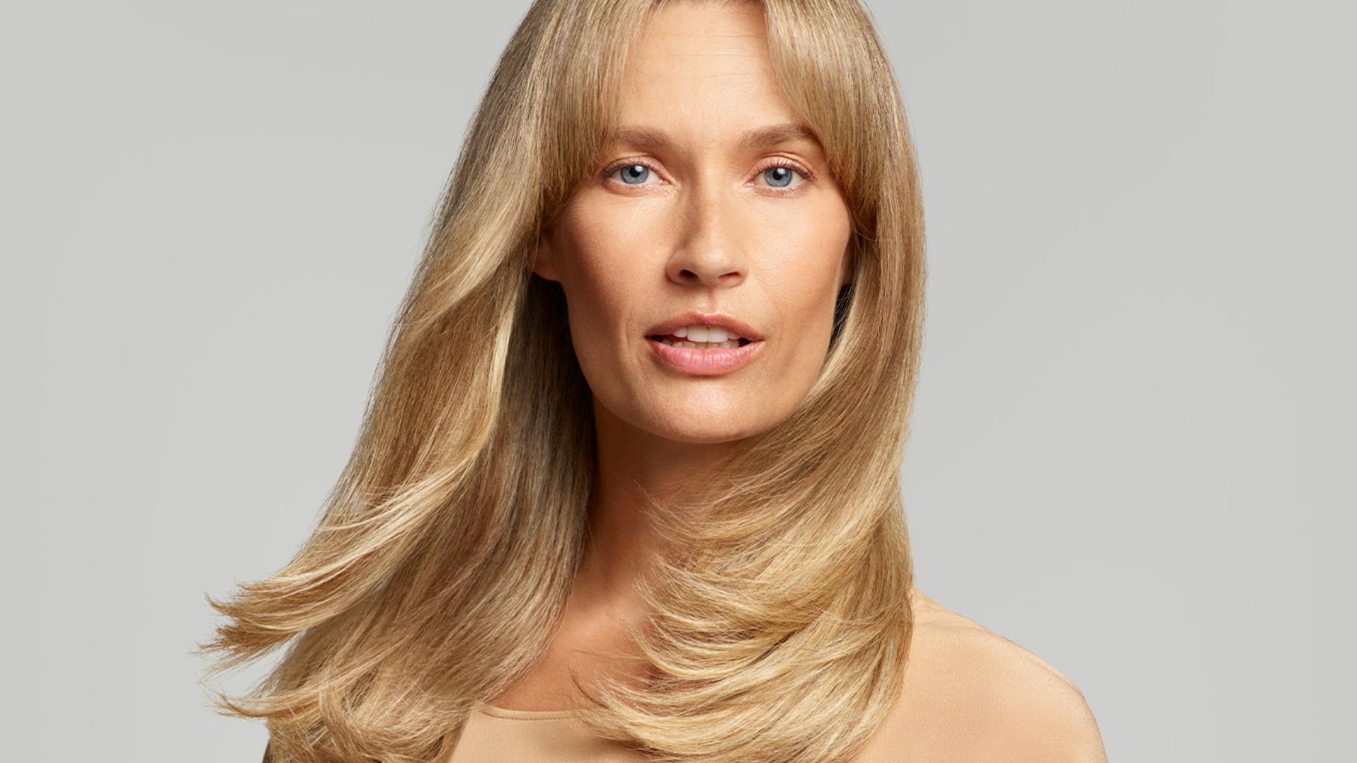 Modelka s blond vlasy