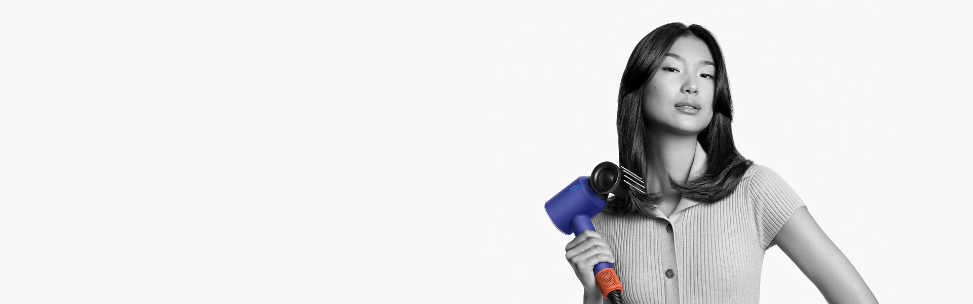 Curly-haired model using the Wave plus Curl diffuser attachment