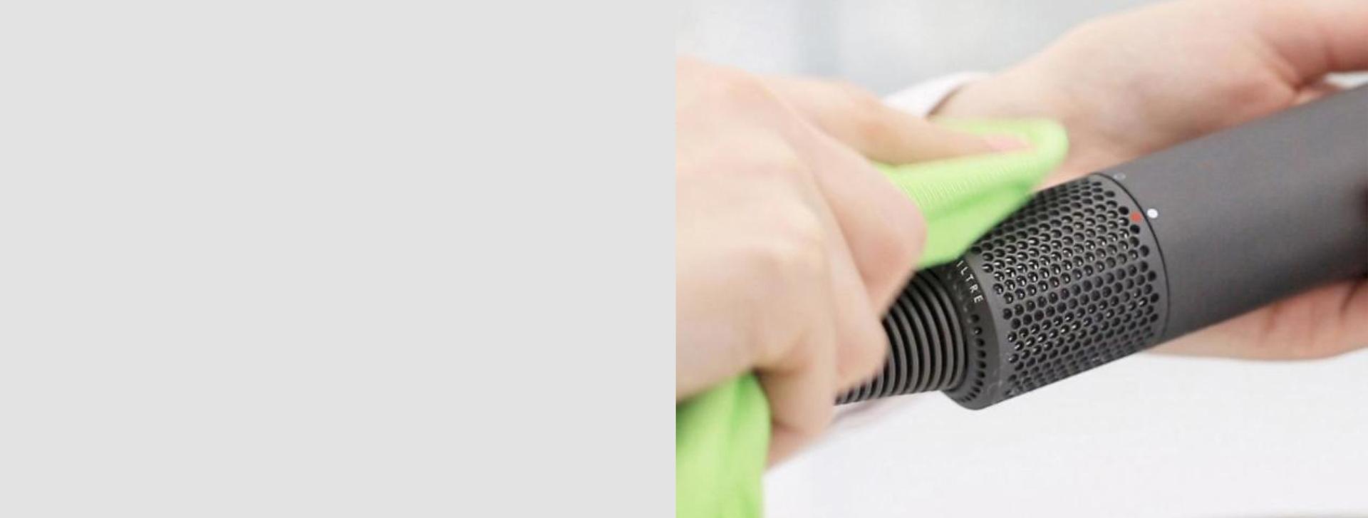 Detailní záběr majitele, který otírá filtr