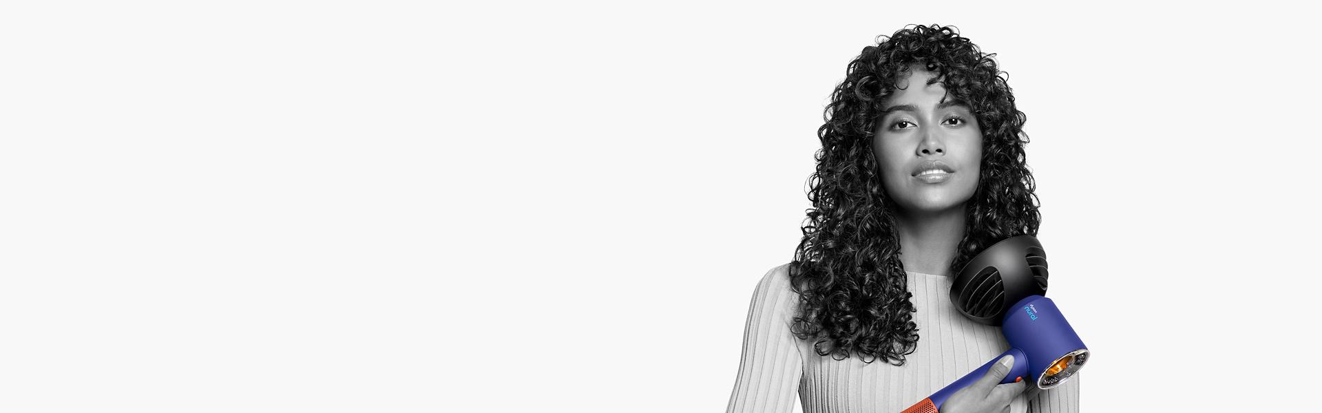 Modelka s kudrnatými vlasy používá difuzér Wave plus Curl