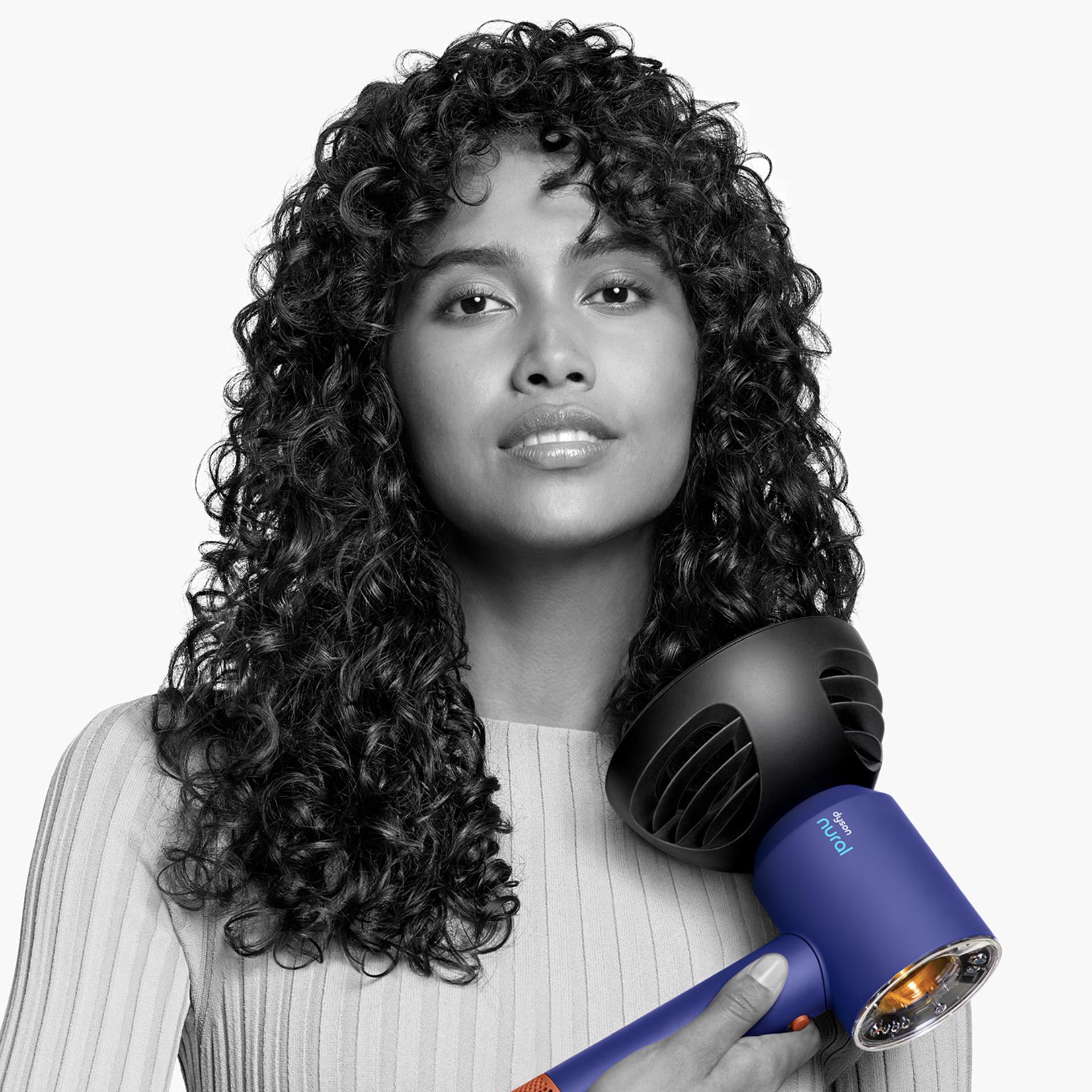 Model using the Wave+Curl diffuser in Dome mode
