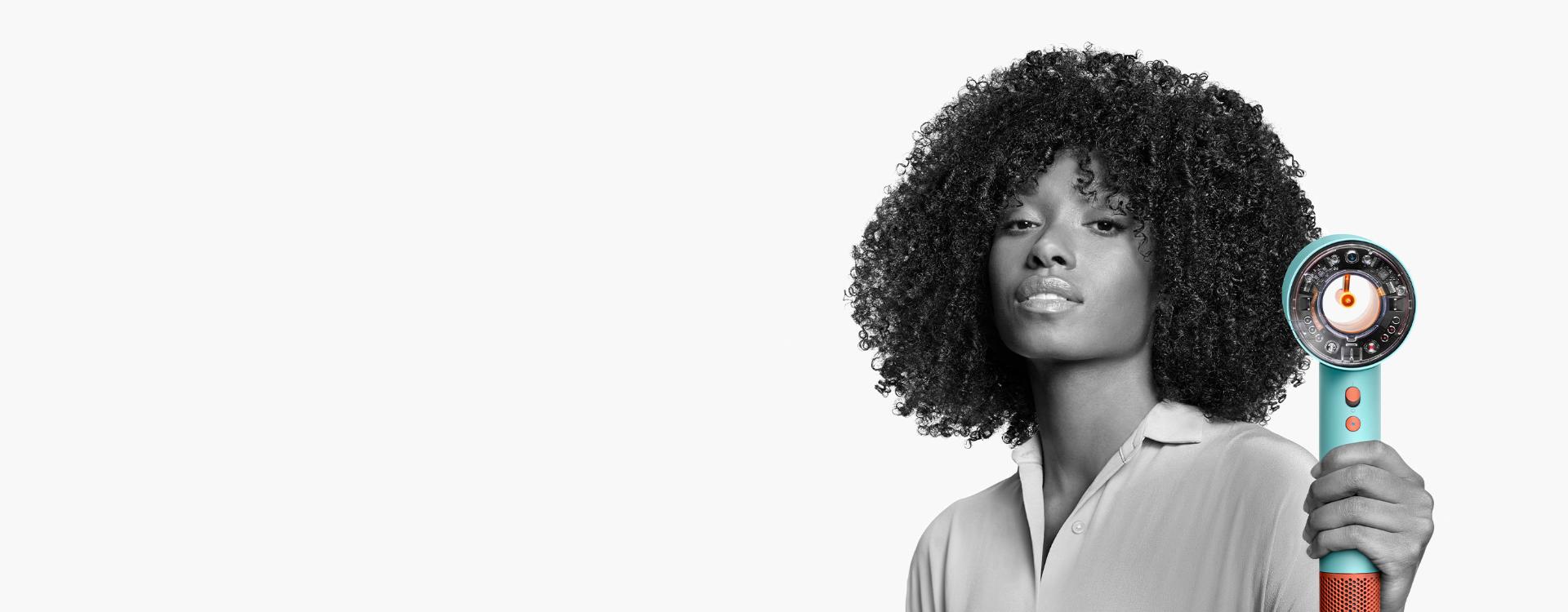 דוגמנית משתמשת במייבש השיער Dyson Supersonic Nural