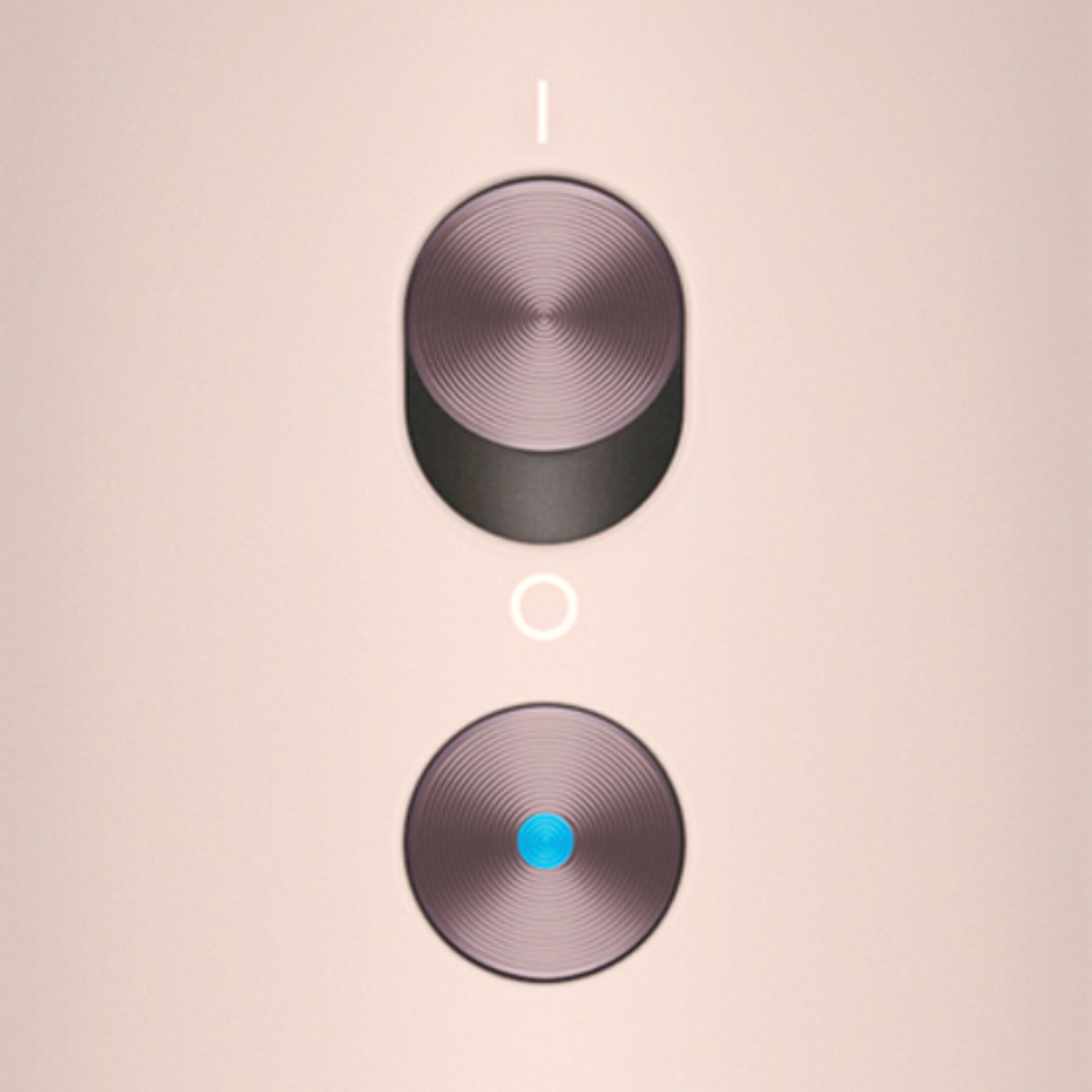 Detailní pohled na tlačítka na rukojeti vysoušeče vlasů Dyson Supersonic Nural.