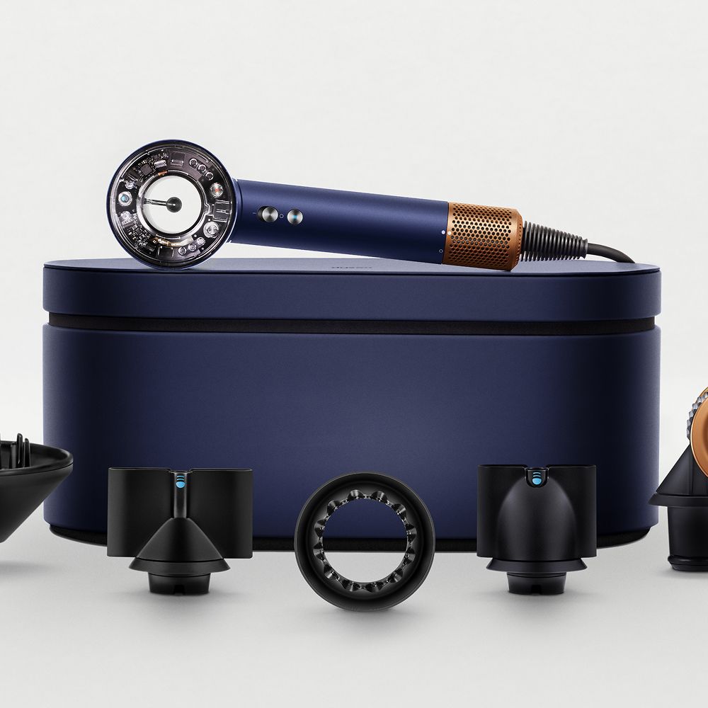 Sušilo za kosu Dyson Supersonic Nural s nizom nastavaka.