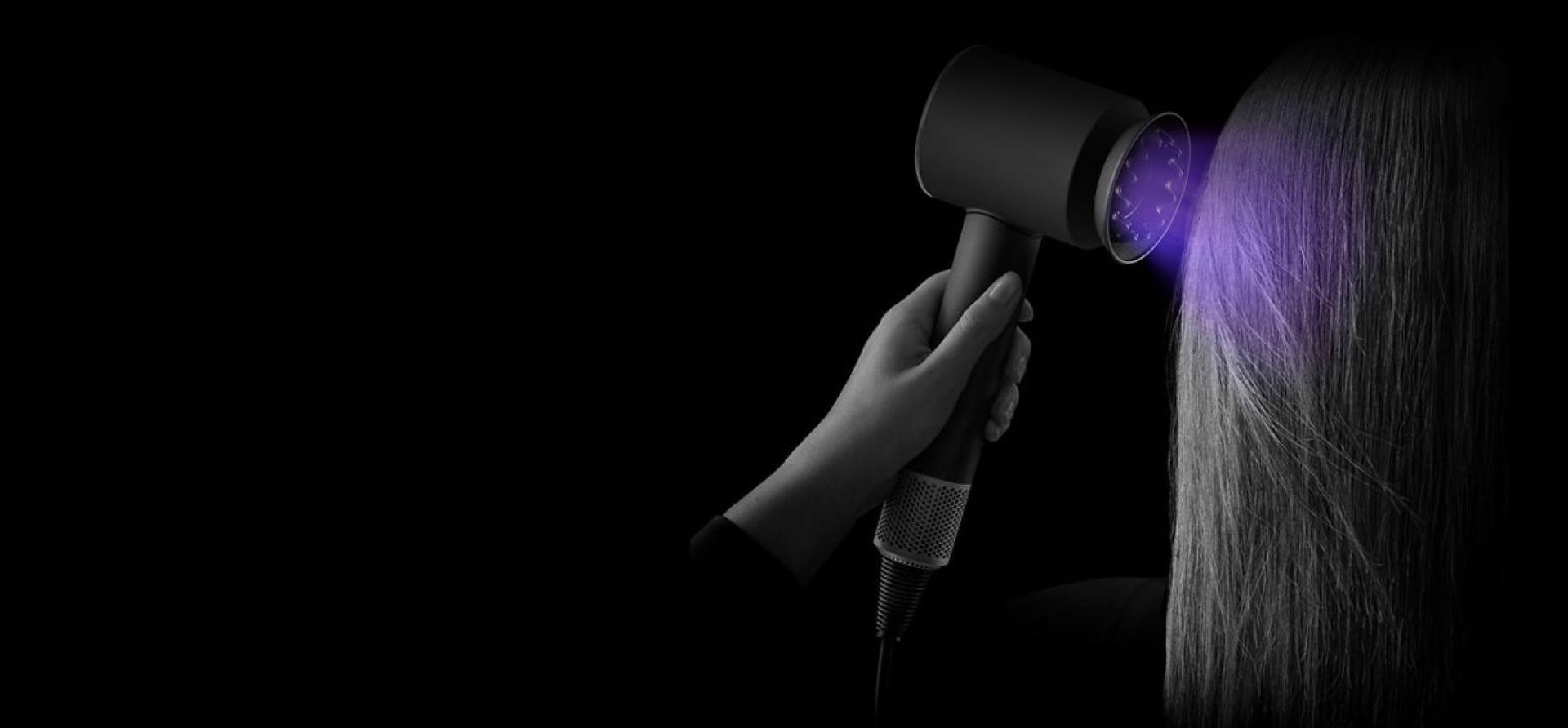 A Time of Flight sensor adjusts temperature automatically based on distance to the scalp.