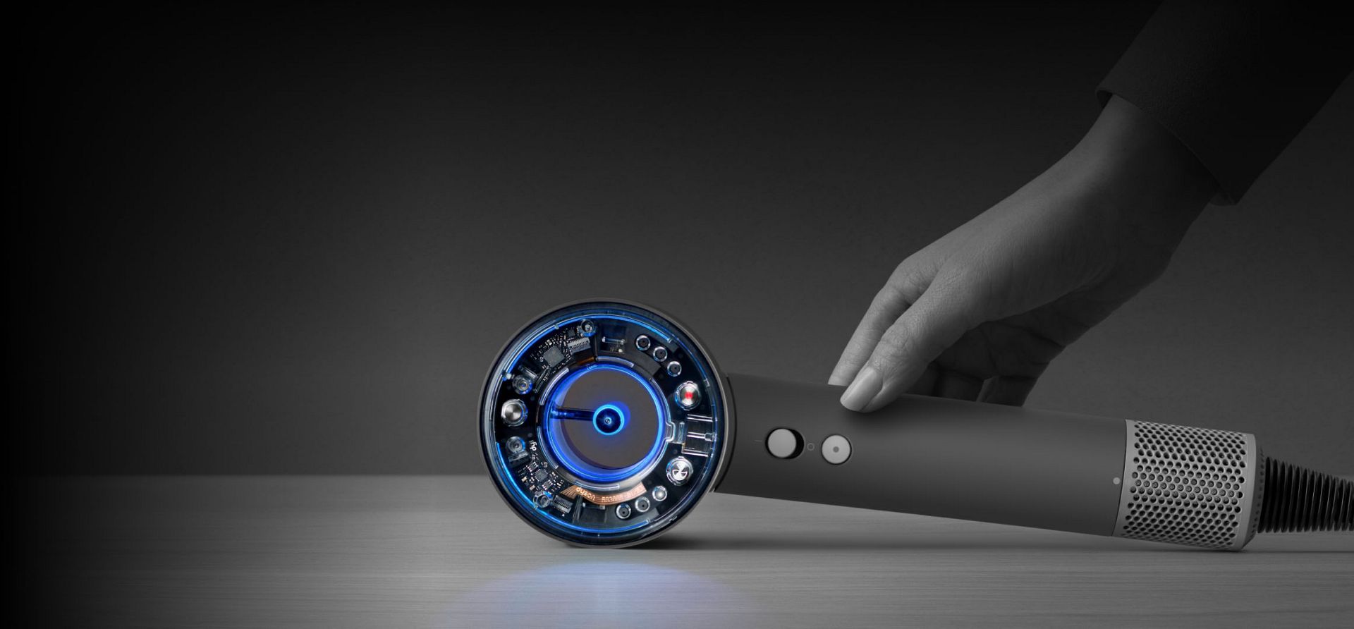 Sušilo za kosu Dyson Supersonic Nural odloženo je na stol.