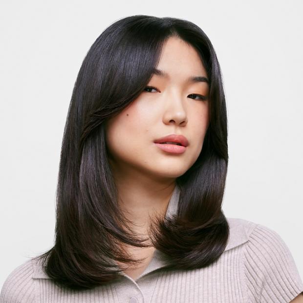 Modelka z długimi, prostymi włosami