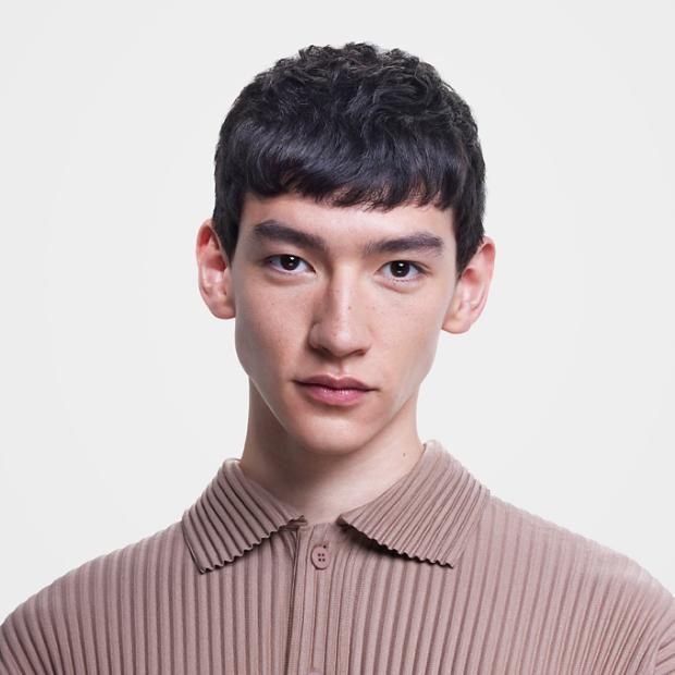 Męski model z krótkimi, prostymi włosami