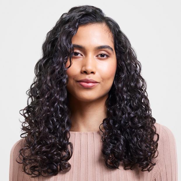 Modelka z kręconymi włosami