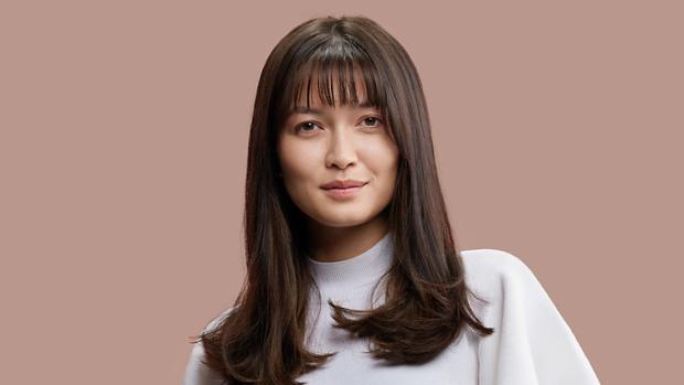 Modelka z włosami typu 4.