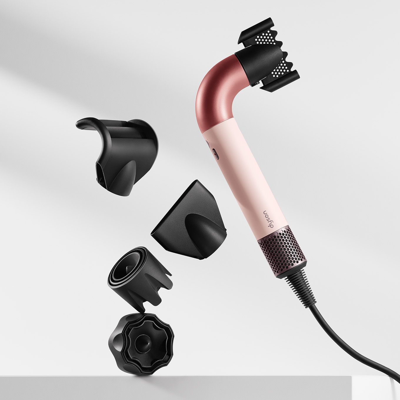 مجفف الشعر Dyson Supersonic r محاط بمجموعة من الملحقات العائمة.
