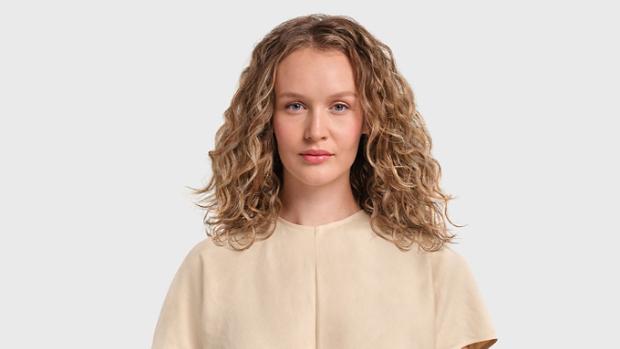 A video on how to create defined bouncy curls with the Dyson Supersonic r Professional hair dryer.