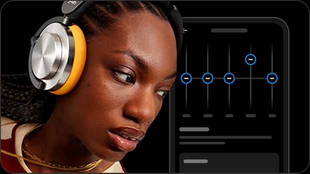 Dyson OnTrac kablosuz kulaklık takan bir modelin yanında görüntülenen MyDyson uygulamasının kişiselleştirilmiş ekolayzır özelliği.