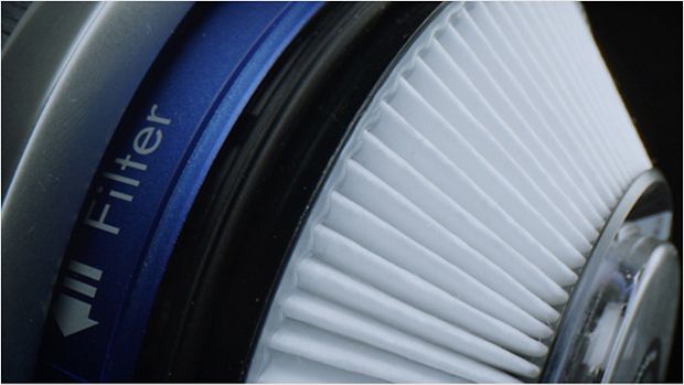 صورة مُقرَّبة للفلتر الموجود في غطاء أذن سماعات رأس Dyson Zone™‎ المُزوَّدة بخاصية تنقية الهواء. 