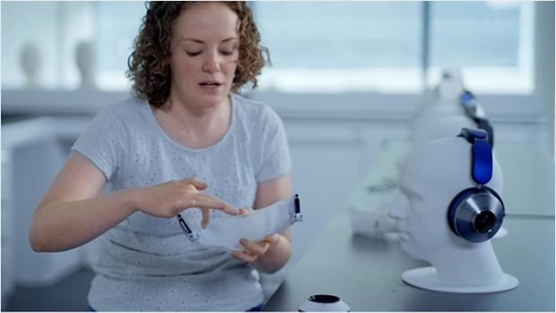 صورة مُقرَّبة للفلتر الموجود في غطاء أذن سماعات رأس Dyson Zone™ المُزوَّدة بخاصية تنقية الهواء.