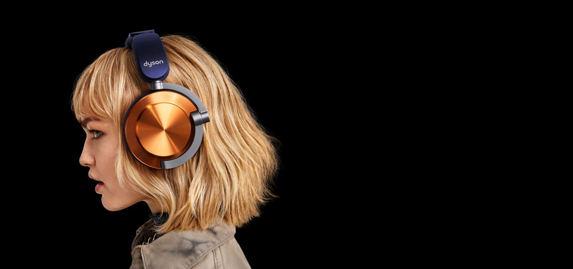 عارِضة ترتدي سماعات الرأس Dyson OnTrac.