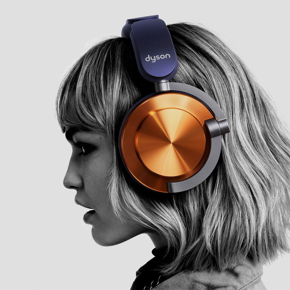 Moters modelio, dėvinčio ausines „Dyson OnTrac“ su CNC vario kaušeliais, vaizdas iš šono.
