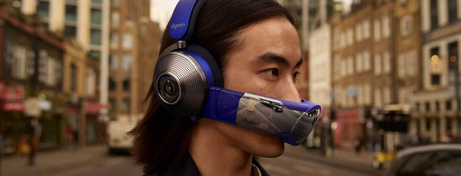 Model s nasazenými sluchátky Dyson Zone s funkcí potlačení hluku.
