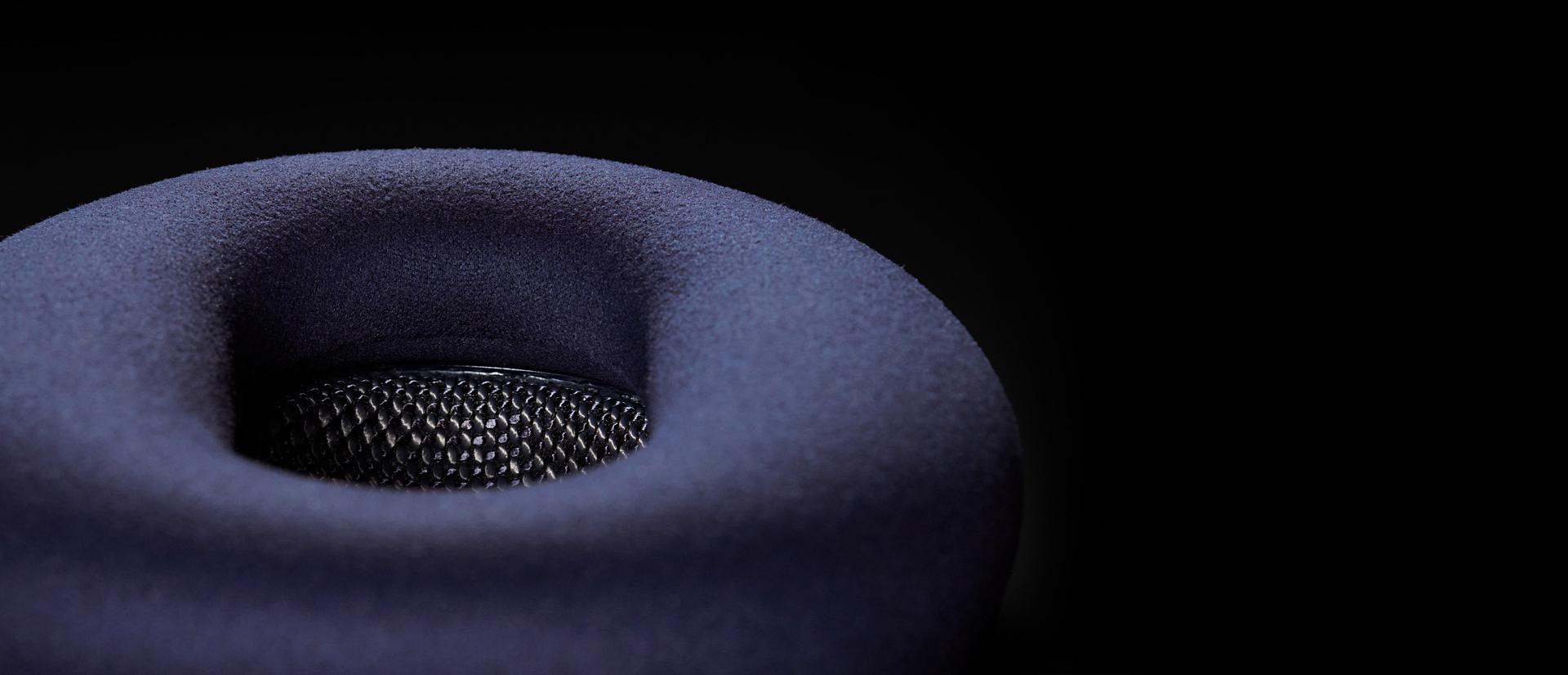 لقطة مُقرَّبة لوسادة أذن سماعات الرأس Dyson OnTrac.