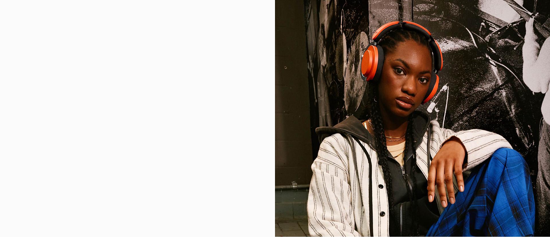 세라믹 시바나 캡이 장착된 다이슨 온트랙 헤드폰을 착용한 모델의 옆모습.