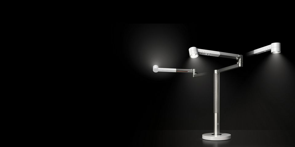 Farklı açıları gösteren Dyson Solarcycle Morph masa lambası animasyonu.