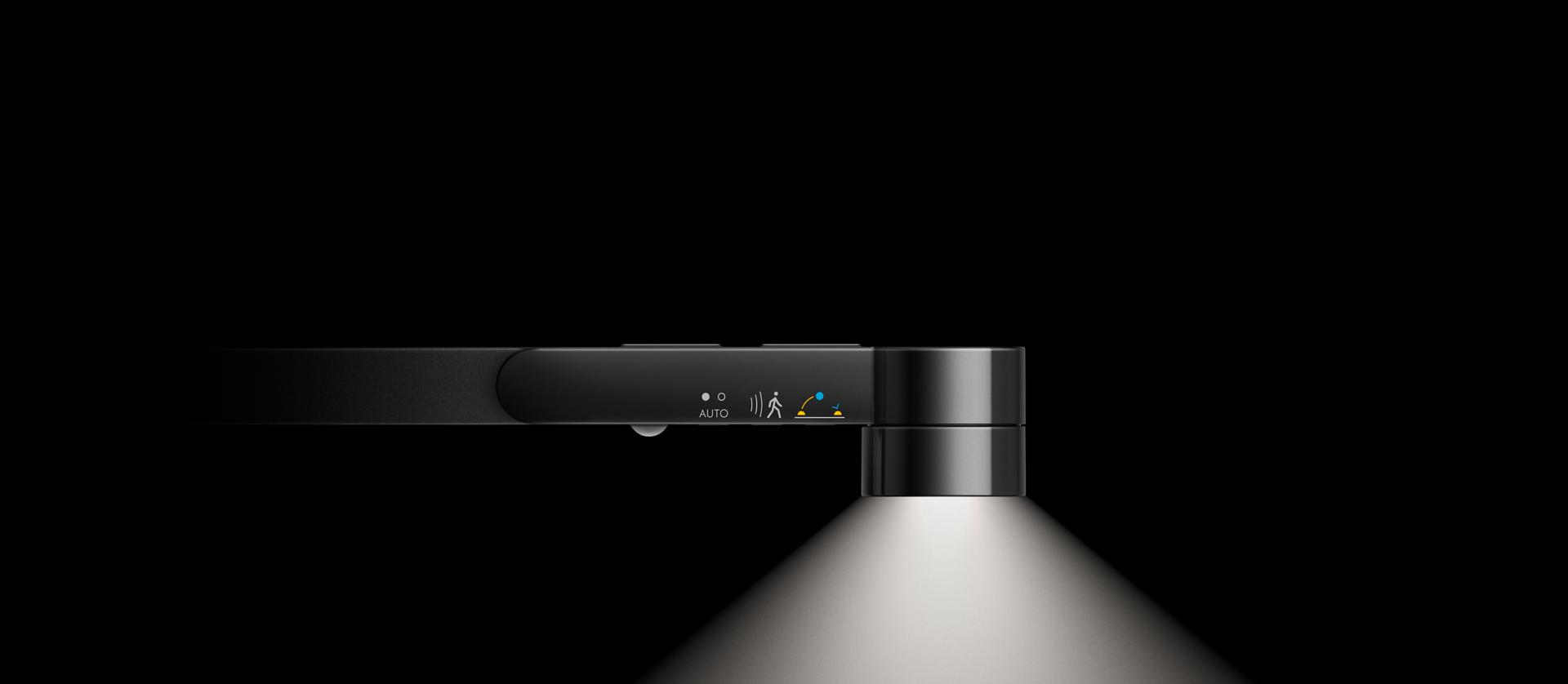 Dyson Solarcycle Morph masa lambasının, ışığın gövdesinde çeşitli düğmeler ve seçenekler bulunan yakın çekim görüntüsü.