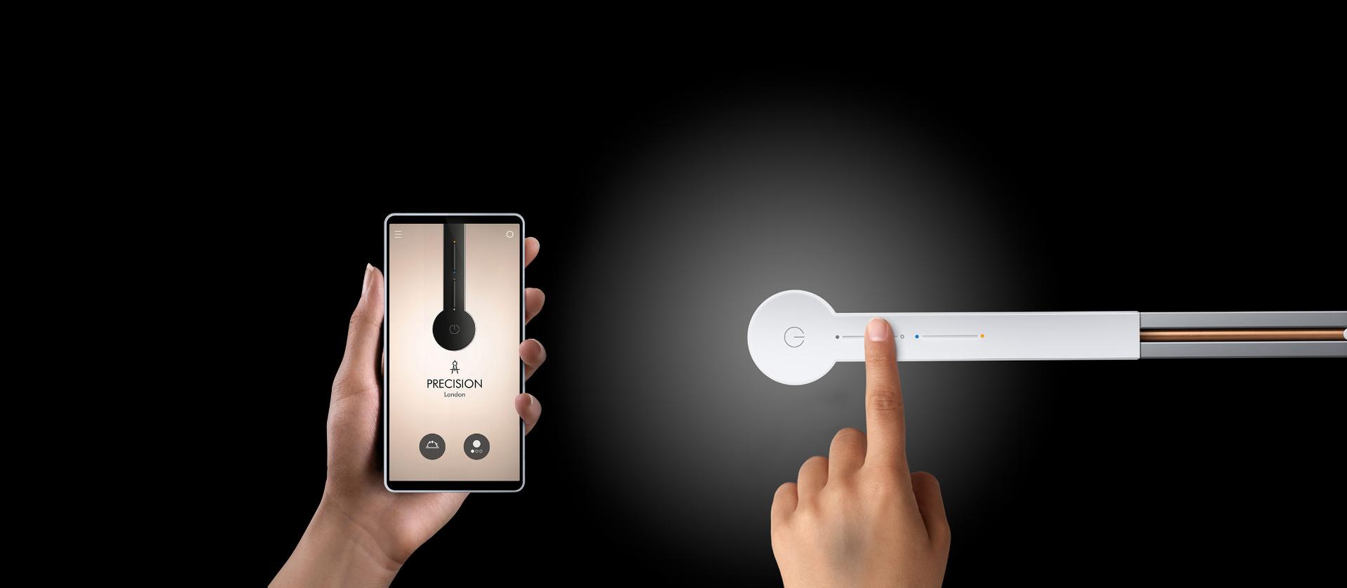 Dyson ışığını kontrol etmek için MyDyson uygulamasını kullanan ürün sahibi.