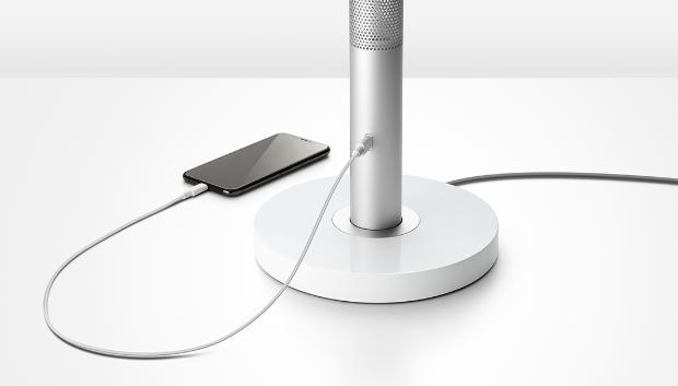 Lampă Dyson Solarcycle Morph care încarcă un telefon.
