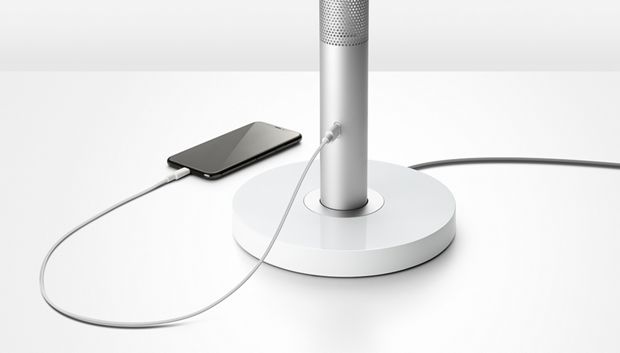 Lampă Dyson Solarcycle Morph care încarcă un telefon.