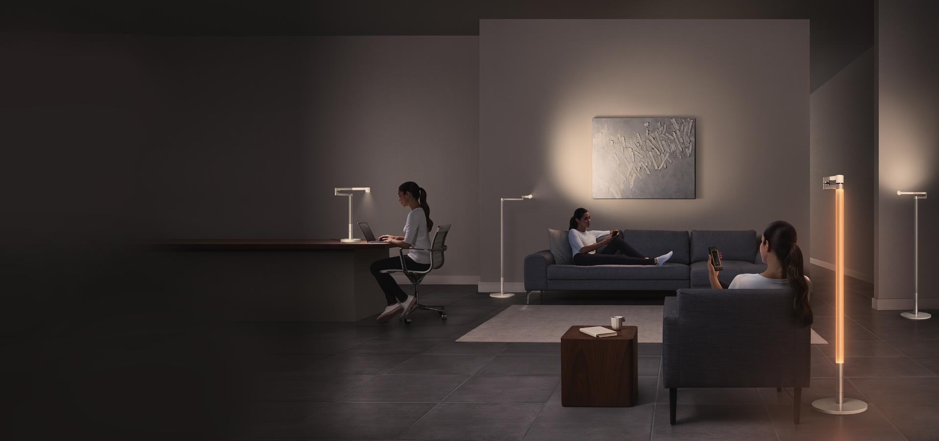 Dyson Lightcycle Morph lamba ile güzelce aydınlatılan ev