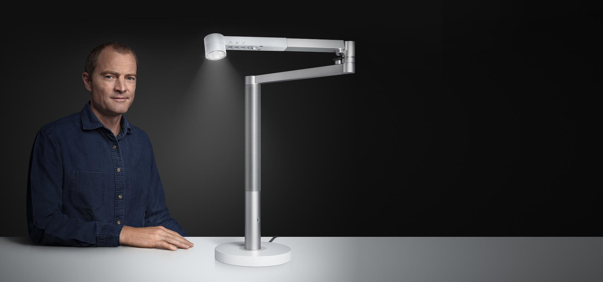 جيك دايسون بينما يقف بجوار وحدة الإضاءة Dyson Solarcycle Morph