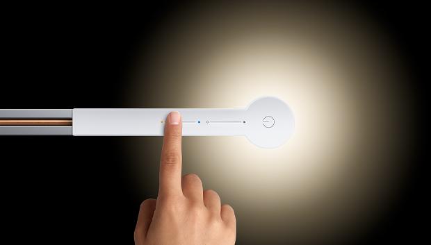 Mâna aprinde lumina Dyson Solarcycle Morph.